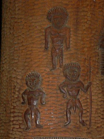 40- Sculpture sur bois dans la maison commune canaque 